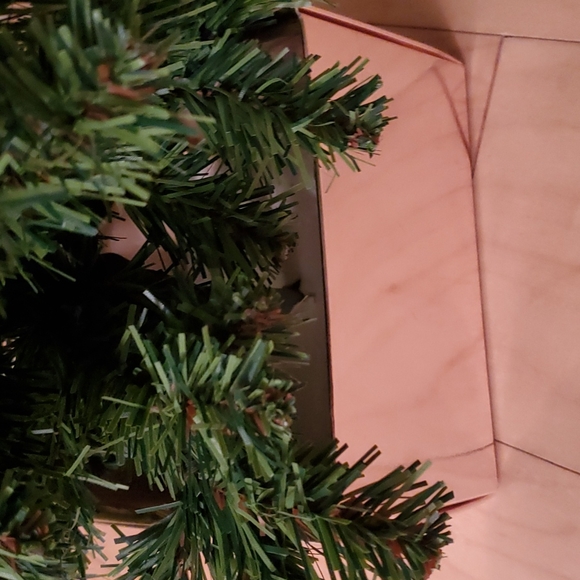 Small tabletop Christmas tree with concrete base - Picture 3 of 8